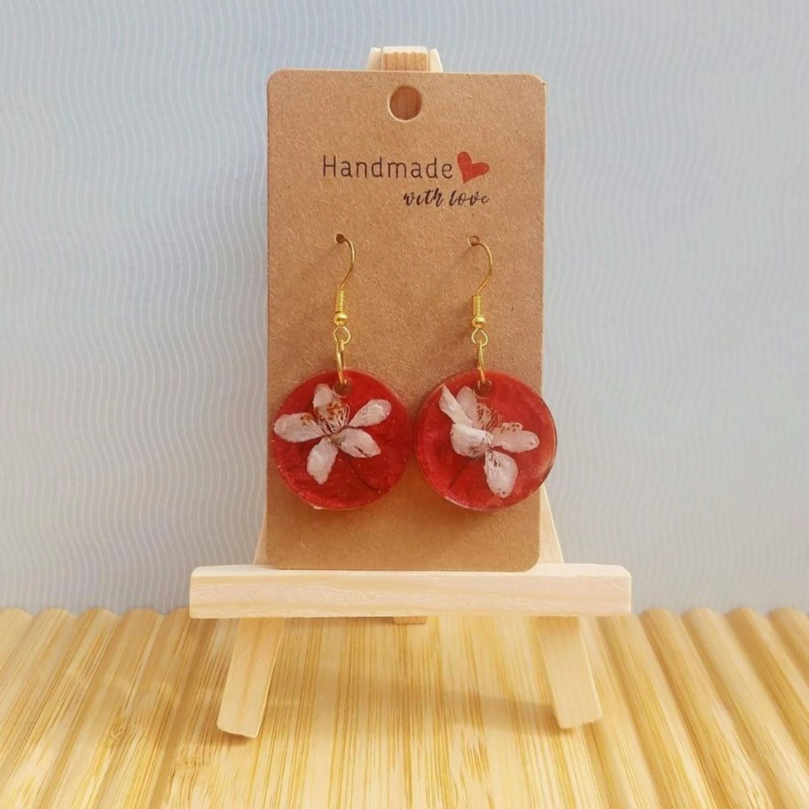 Boucles d'oreilles rouges fleurs blanches 